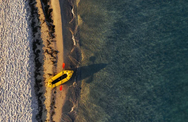 Bovenaanzicht Van Gele Boot Die Overdag Aan Kust Van Oceaan — Stockfoto