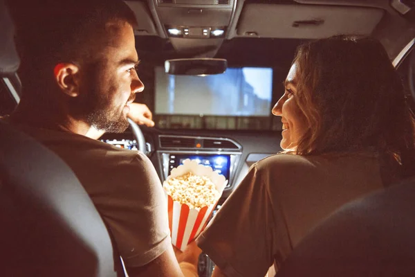 Güzel Mutlu Genç Bir Çift Arabada Oturup Patlamış Mısır Yiyor — Stok fotoğraf