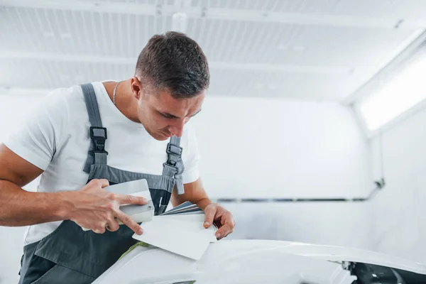 Travail Détaillé Caucasien Réparateur Automobiles Uniforme Ont Emploi Dans Garage — Photo