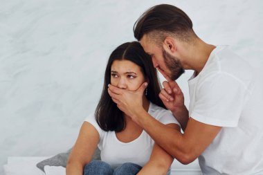 - Sessiz ol. Saldırgan genç adam kız arkadaşını tehdit ediyor..