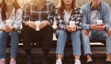 Manzarayı kapat. Dışarıda eğlenen bir grup neşeli genç arkadaş..