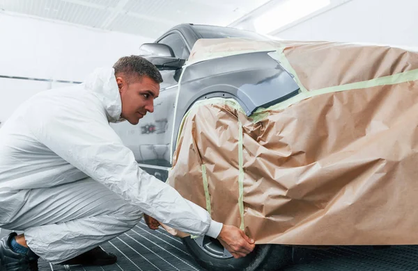 Cubriendo Coche Con Tela Marrón Reparador Automóviles Caucásicos Uniforme Trabaja — Foto de Stock