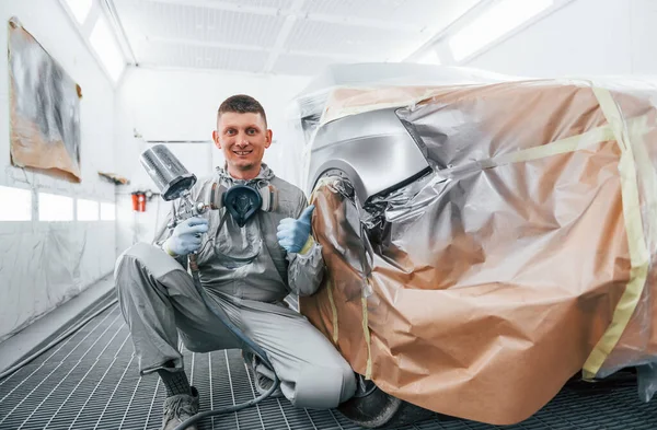 Sienta Cerca Del Coche Recién Pintado Reparador Automóviles Caucásicos Uniforme — Foto de Stock