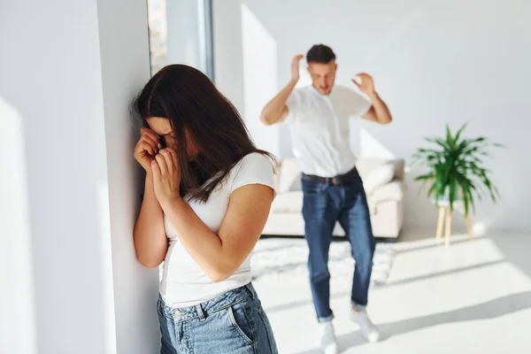 Violento Aggressivo Giovane Uomo Minacciando Sua Ragazza Casa — Foto Stock