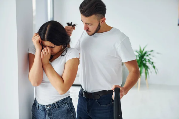 Violento Aggressivo Giovane Uomo Con Cintura Minacciando Sua Ragazza Casa — Foto Stock