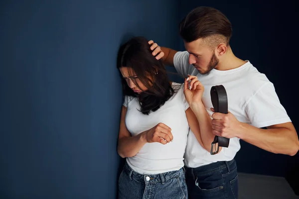 Vlakbij Blauwe Muur Gewelddadige Agressieve Jongeman Met Riem Bedreigt Zijn — Stockfoto