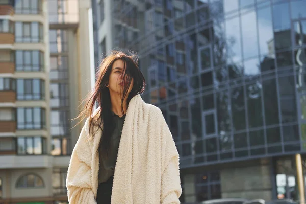 Pijamalı Genç Bir Kadın Sokakta Dışarıda Büyük Şehir — Stok fotoğraf
