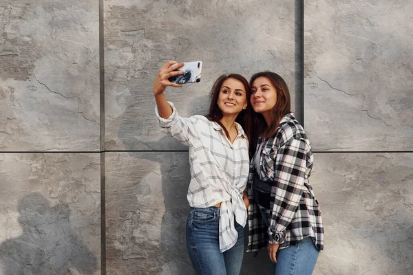 Haciendo Selfie Hermosos Amigos Alegres Pareja Lesbianas Juntos Cerca Pared — Foto de Stock