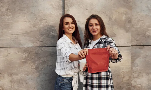 Sostiene Paquete Rojo Café Hermosos Amigos Alegres Pareja Lesbianas Juntos — Foto de Stock