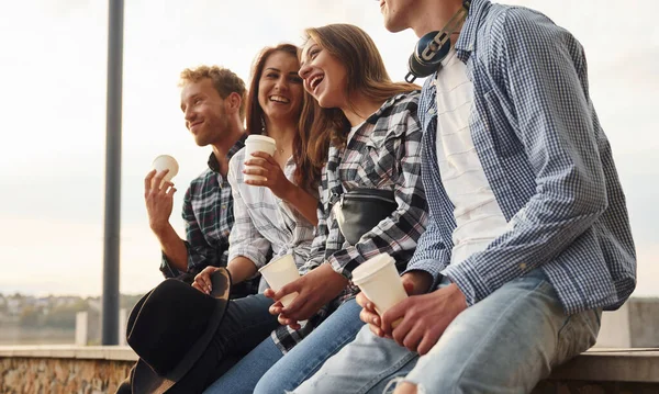 Zonnig Weer Koffie Drinken Groep Van Jonge Vrolijke Vrienden Dat — Stockfoto