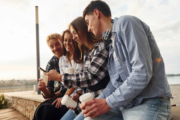 Zonnig Weer Koffie Drinken Groep Van Jonge Vrolijke Vrienden Dat — Stockfoto