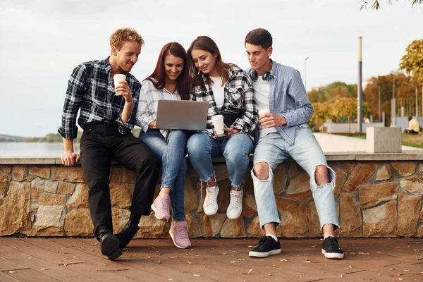 Usando Laptop Grupo Jóvenes Amigos Alegres Que Divierten Aire Libre —  Fotos de Stock