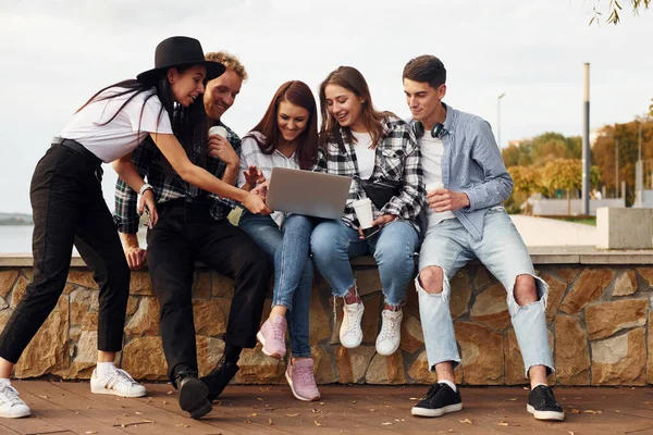 Använda Laptop Grupp Unga Glada Vänner Som Utomhus Kul Tillsammans — Stockfoto