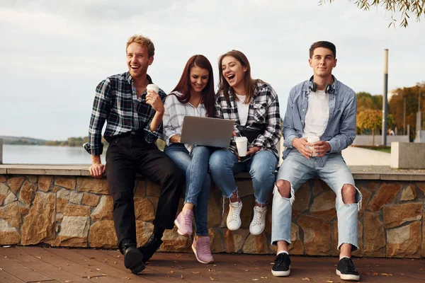 Usando Laptop Grupo Jóvenes Amigos Alegres Que Divierten Aire Libre —  Fotos de Stock