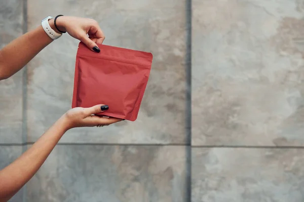 Närbild Kvinnans Händer Som Håller Rött Paket Med Nytt Kaffe — Stockfoto