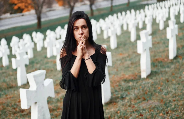 Jovem Mulher Roupas Pretas Visitando Cemitério Com Muitas Cruzes Brancas — Fotografia de Stock