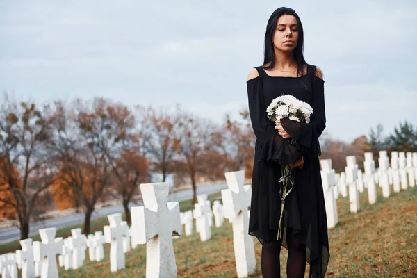 Com Flores Nas Mãos Jovem Mulher Roupas Pretas Visitando Cemitério — Fotografia de Stock