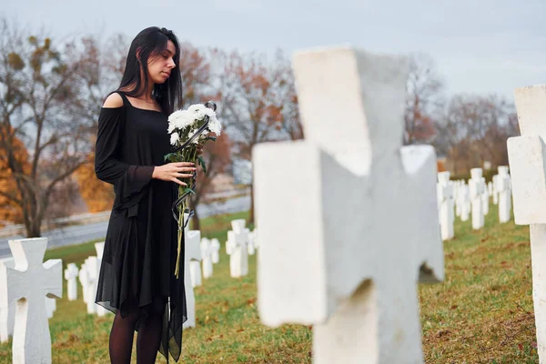 Com Flores Nas Mãos Jovem Mulher Roupas Pretas Visitando Cemitério — Fotografia de Stock