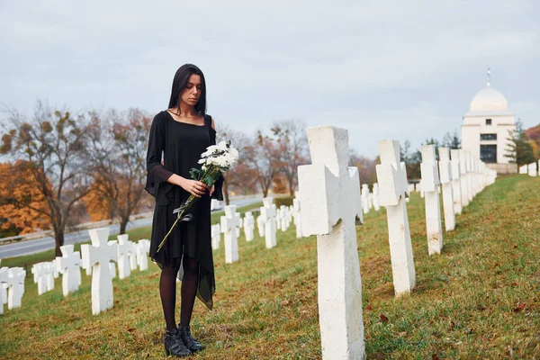 Com Flores Nas Mãos Jovem Mulher Roupas Pretas Visitando Cemitério — Fotografia de Stock
