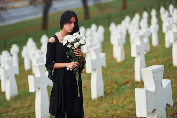 Com Flores Nas Mãos Jovem Mulher Roupas Pretas Visitando Cemitério — Fotografia de Stock