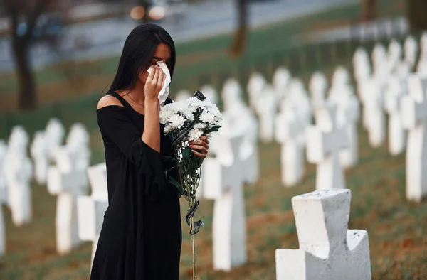 Jovem Mulher Roupas Pretas Visitando Cemitério Com Muitas Cruzes Brancas — Fotografia de Stock