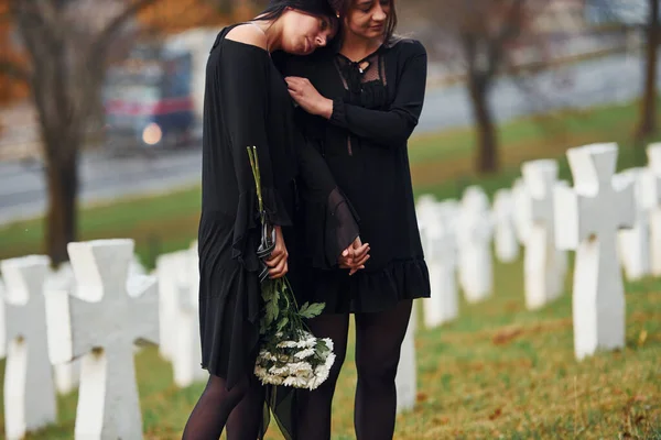 Abraçarem Chorarem Duas Mulheres Jovens Roupas Pretas Visitando Cemitério Com — Fotografia de Stock