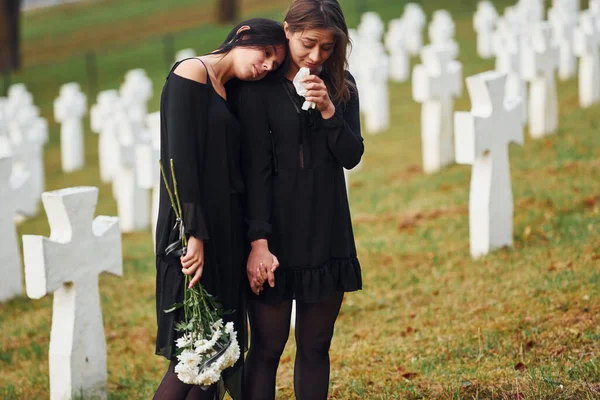 Tem Flores Duas Mulheres Jovens Roupas Pretas Visitando Cemitério Com — Fotografia de Stock