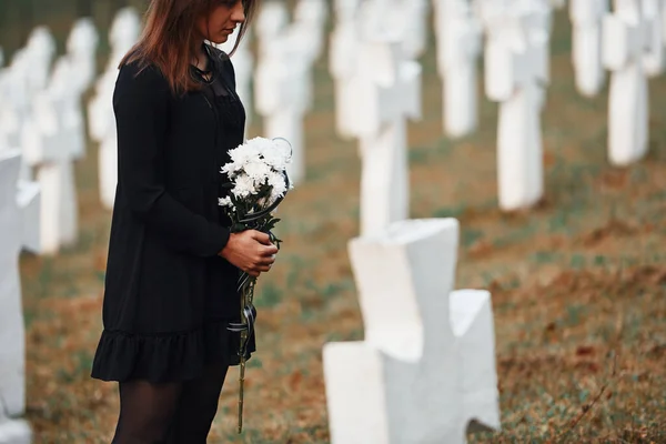 Výhled Částice Mladá Žena Černých Šatech Navštěvuje Hřbitov Mnoha Bílými — Stock fotografie