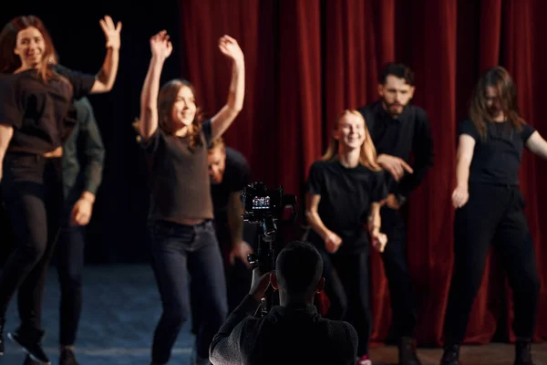성공을 축하하는 사람들 어두운 색상의 배우들 극장에서 예행연습을 — 스톡 사진