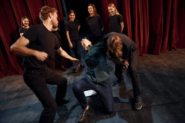Σκηνή Πάλης Ομάδα Ηθοποιών Σκούρα Ρούχα Πρόβα Στο Θέατρο — Φωτογραφία Αρχείου
