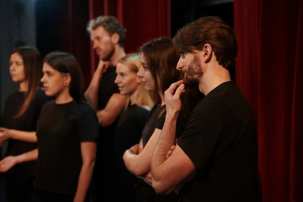 Zijaanzicht Groep Acteurs Donker Gekleurde Kleren Repetitie Het Theater — Stockfoto