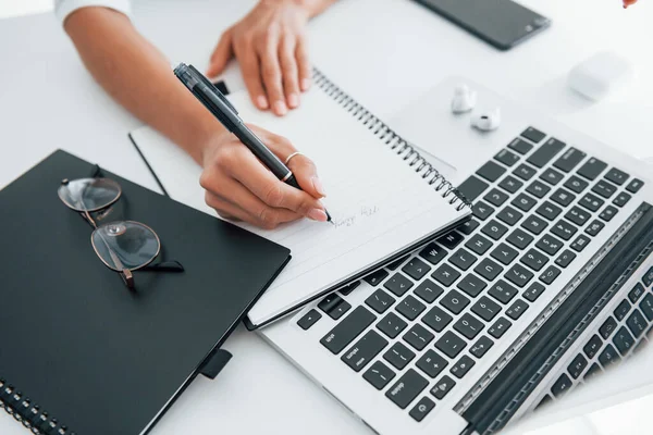 Pomocí Notebooku Notepadu Mladá Žena Volné Noze Pracuje Dne Kanceláři — Stock fotografie