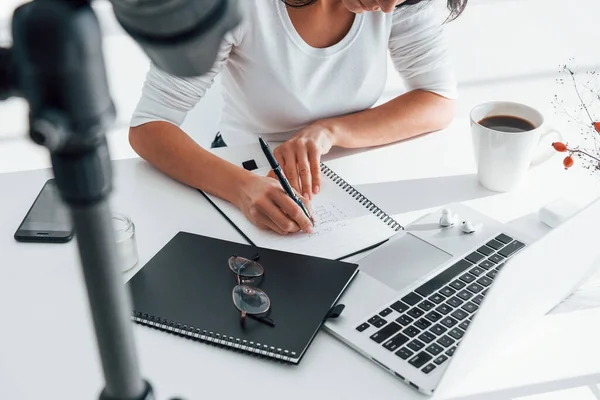 Camera Opname Meisje Jonge Vrouwelijke Freelancer Die Overdag Het Kantoor — Stockfoto