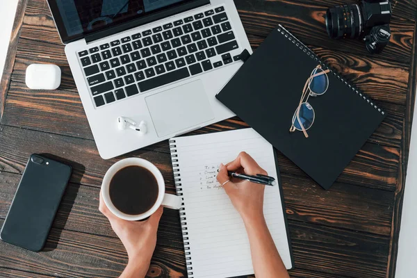 Bovenaanzicht Jonge Vrouwelijke Freelancer Die Overdag Het Kantoor Werkt Laptop — Stockfoto