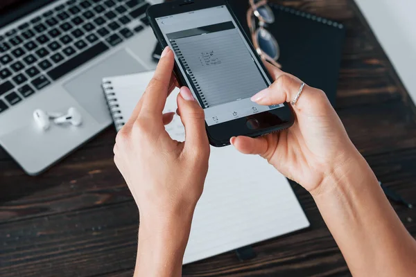 Håller Telefonen Ung Kvinnlig Frilansare Arbetar Inomhus Kontoret Dagtid Laptop — Stockfoto