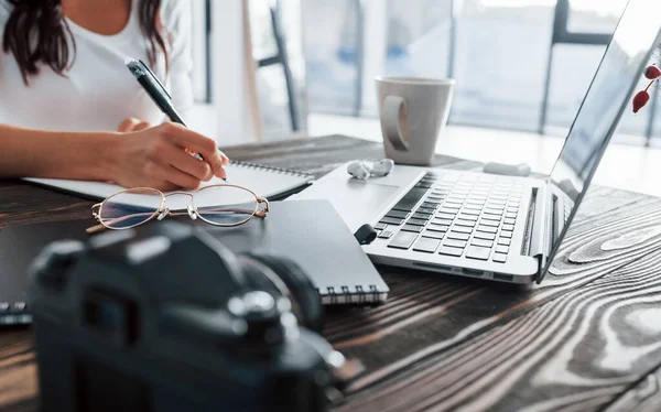 Vista Cerca Joven Freelancer Que Trabaja Interiores Oficina Durante Día — Foto de Stock