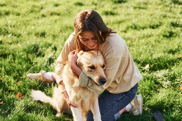 Obejmuje Zwierzaka Młoda Kobieta Spaceruje Golden Retriever Parku — Zdjęcie stockowe