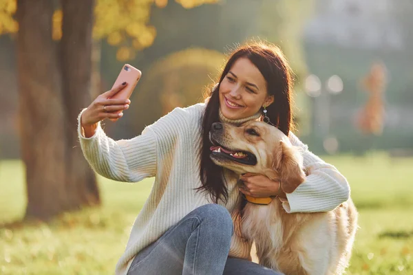 Haciendo Selfie Mujer Joven Dar Paseo Con Golden Retriever Parque —  Fotos de Stock