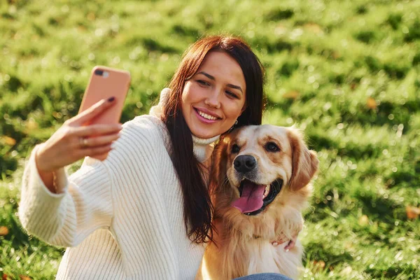 Fazer Selfie Jovem Tem Uma Caminhada Com Golden Retriever Parque — Fotografia de Stock