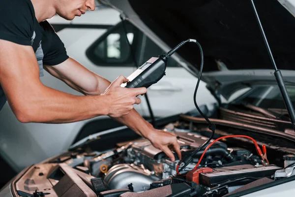 Arabanın Elektronik Aletlerini Test Ediyor Gri Üniformalı Yetişkin Adam Otomobil — Stok fotoğraf