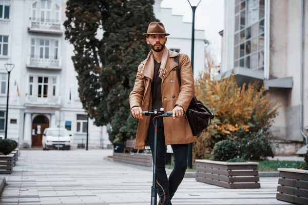 Elektrikli Scooter Şık Giyimli Genç Erkek Manken Gündüz Vakti Şehir — Stok fotoğraf