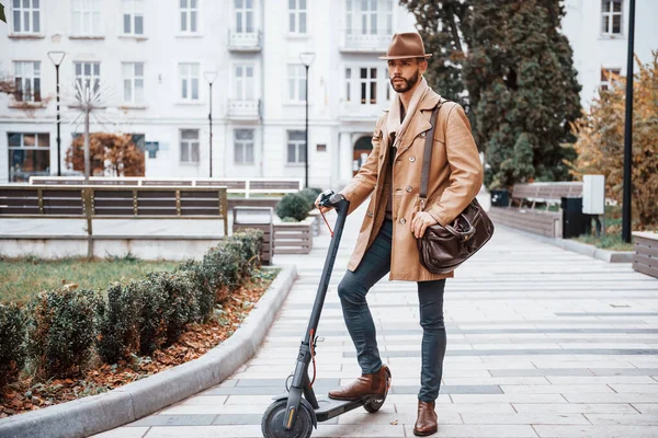 Elektrische Scooter Jonge Man Model Modieuze Kleding Buiten Stad Overdag — Stockfoto