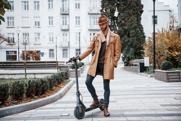 Den Elektriska Skotern Ung Manlig Modell Fashionabla Kläder Utomhus Staden — Stockfoto