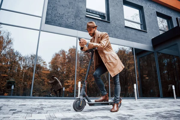 Een Elektrische Scooter Berijden Jonge Man Model Modieuze Kleding Buiten — Stockfoto
