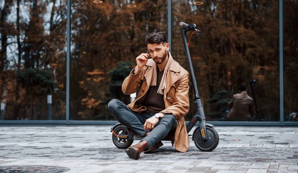 Tegen Bouwen Met Elektrische Scooter Jonge Man Model Modieuze Kleding — Stockfoto