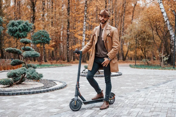 Parken Elskoter Ung Manlig Modell Fashionabla Kläder Utomhus Parken Dagtid — Stockfoto