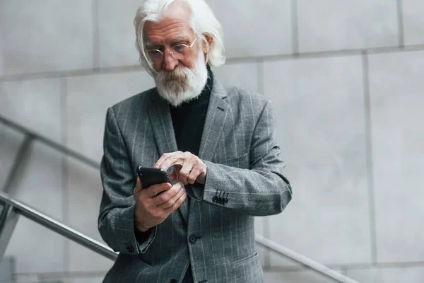 Empresário Sênior Roupas Formais Com Cabelos Grisalhos Barba Está Livre — Fotografia de Stock