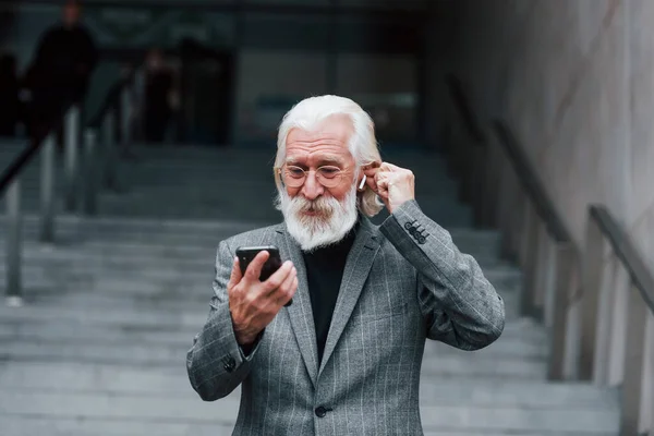 Hombre Negocios Senior Ropa Formal Con Pelo Gris Barba Está — Foto de Stock