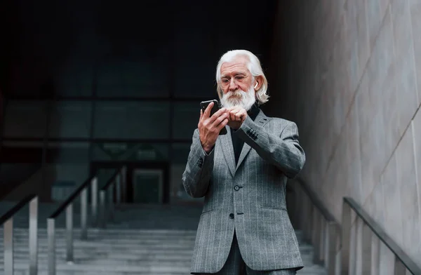 Empresário Sênior Roupas Formais Com Cabelos Grisalhos Barba Está Livre — Fotografia de Stock