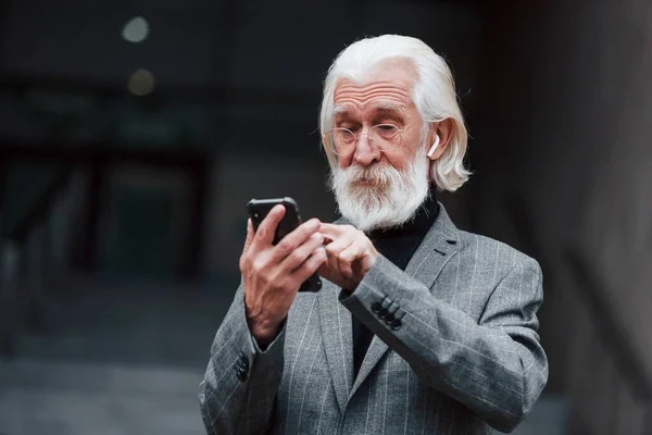 Empresário Sênior Roupas Formais Com Cabelos Grisalhos Barba Está Livre — Fotografia de Stock